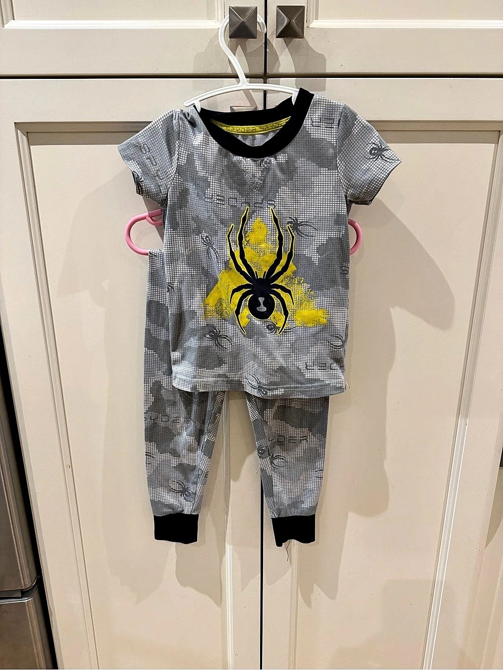Spyder pajamas Spider Graphic Two-Piece Set in Gray & Yellow Size 2T